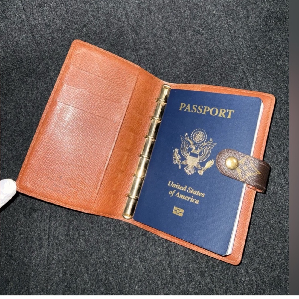 ✅AUTHENTIC LV AGENDA PM PASSPORT HOLDER - Picture 9 of 13